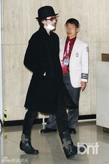 组图：小田切让赴韩宣传《幸福字典》一袭黑衣