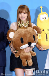 组图：韩团A pink任宣传大使黑白配甜美亮相