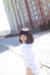 组图：阿悄午后休闲写真曝光 乐观似海绵宝宝