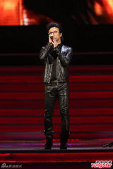 组图：汪峰中歌榜连唱三首飙高音high翻全场