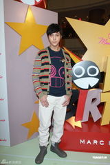 组图：陈伟霆出席时装活动 官恩娜与Mandy Lieu比美