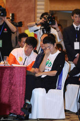 幻灯图：黄奕自费三十万拍得刘翔跑鞋 祝汤淼早康复