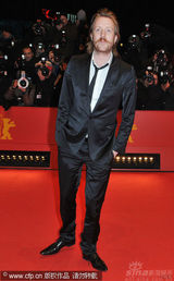 幻灯：本-斯蒂勒《格林伯格》首映 红裙女主角亮丽