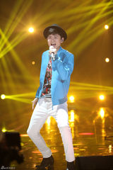 组图：周笔畅玩谢耳朵乐器 邓紫棋黑丝秀腿