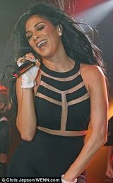 组图：“小野猫”妮可透视装抖臀 狂野撩发放电