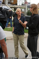 组图：皮特探望贫困家庭 与脱口秀女主持对嘴吻