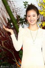 组图：林依晨化身娇俏花仙子 白衣出镜温婉可人