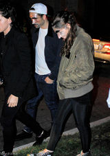 组图：帕丁森与斯图尔特万圣节甜蜜出游