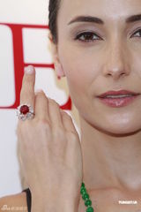 组图：Lisa S展示粉红圆钻不慎跌落笑言赔不起