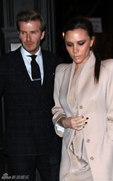 高清组图：小贝辣妹情人节约会 正装束身表情严峻