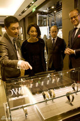 组图：周迅优雅代言 黑裙抹胸亮相时尚活动