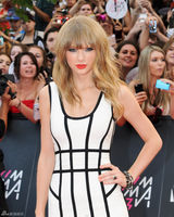 组图：泰勒亮相MMVA奖 紧身条纹裙秀身材曲线