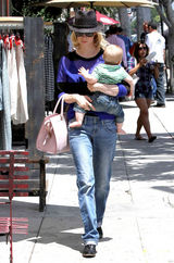 高清图：辣妈詹纽瑞-琼斯街拍 透视上衣搭潮包