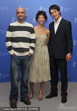 幻灯图：《吹口哨》柏林记者会 男女主角亲昵不避嫌