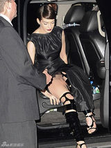 组图：安妮-海瑟薇厚重礼服走光露底