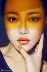 组图：邓家佳拍摄《精品》大片 狂澜当季彩色风暴