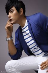 组图：陈龙“粉”照曝光庆生 婚后神清气爽