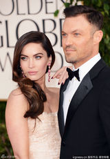 组图：梅根-福克斯纹身惹眼 与丈夫恩爱携手