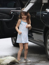 高清组图：4岁小苏瑞片场探望妈妈 衣着单薄