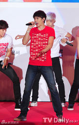 组图：2PM助威奥运 玉泽演手臂现伤痕