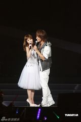 幻灯图：杨丞琳个唱与言承旭甜蜜拥抱 群星助阵观战