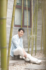 组图：郑恺居家风杂志写真 慵懒笑容展暖男魅力