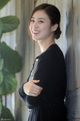 高清组图：金泰熙尽显熟女气质 明眸皓齿雪肤透明