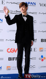 组图：众韩星亮相第17届釜山电影节蓝地毯