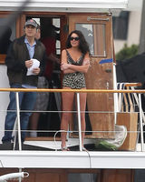 组图：林赛-罗韩豹纹比基尼现身片场