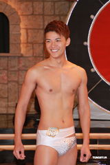 组图：亚洲先生订制水晶泳裤半裸大秀健美肌肉