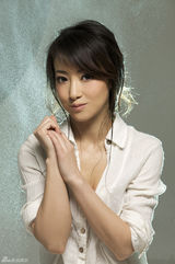 高清图：陈紫函登《HISLIFE》 收视大热秀玲珑曲线