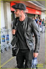 组图：贝克汉姆黑皮衣墨镜出行 尽显潮男范儿