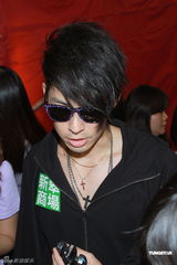 组图：吴建豪签唱会与歌迷玩游戏 不排斥公开恋情