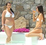 组图：金-卡戴珊比基尼晒巨肚 大方秀丰满上围