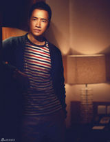 组图：何晟铭曝居家写真 展中秋浓情气息