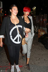 高清组图：蕾哈娜红发西装亮相 弯腰泄春光