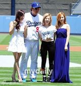 组图：少女时代宋承宪等捧场美国职业棒球比赛