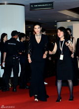 群星闪耀嫣然基金晚宴 王菲旗袍装与李亚鹏恩爱