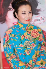 组图：汪明荃个唱飘逸红裙风情动人