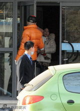 幻灯图：徐峥带女儿看病 可爱宝宝首度曝光