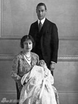 组图：盘点英国历代皇家孕妇礼服装扮