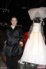 组图：设计师展出梅艳芳演出服 何韵诗做小助理