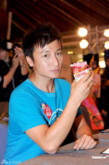 组图：方力申邓丽欣亮相烹饪活动 承认恋情否认结婚