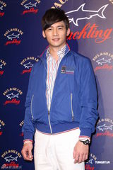 组图：王阳明出席品牌活动 获温升豪赞身材好