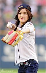 组图：韩女星李宥菲昭宥甜美为棒球赛开球