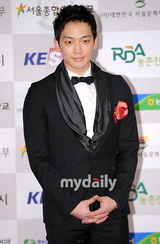 组图：Rain全度妍等出席颁奖礼 少女时代热舞表演