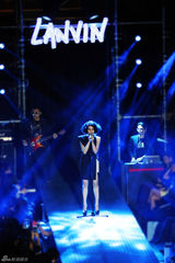 组图：尚雯婕劲歌王获三奖 黑裙踩恨天高亮相