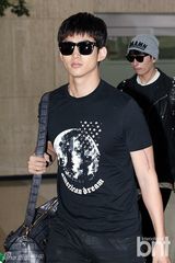 组图：韩团2PM与MBLAQ等结束日本演出返韩