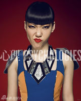 组图：吴莫愁最新杂志大片 蓝衣红唇色彩艳丽