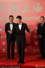 组图：《盲探》剧组走红毯 刘德华帅气现身